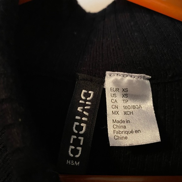 H&M Extra Small Turtle Neck Sweater - Picture 2 of 3